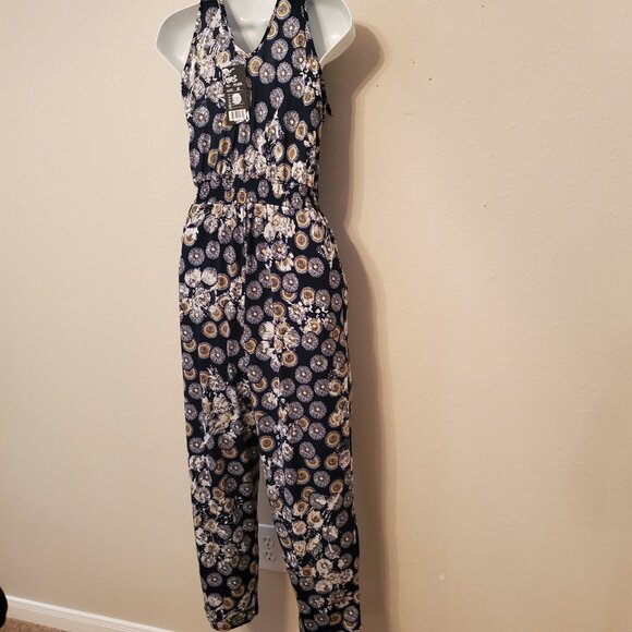 Jumpsuit Light weight, shoulder adjustable strap 65% Silk 35% polyester Size M. - Picture 9 of 13